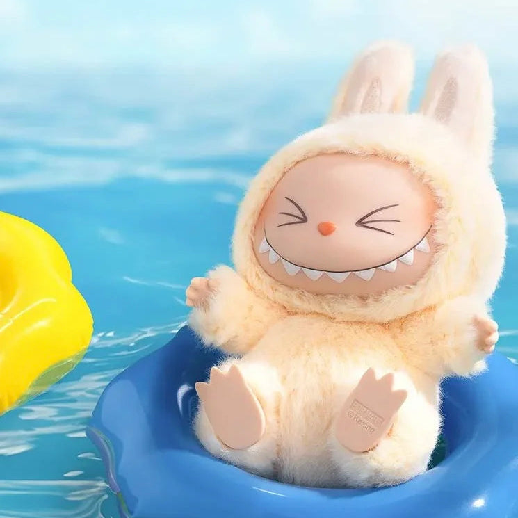 Sisi la Coniglietta Sonnecchiante – Portachiavi di Peluche “Have a Seat” (Edizione Crema Beige)